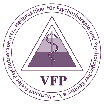 Logo des VFP: Lila Dreieck mit Schlange, Kreis und Text „Verband Freier Psychotherapeuten“.